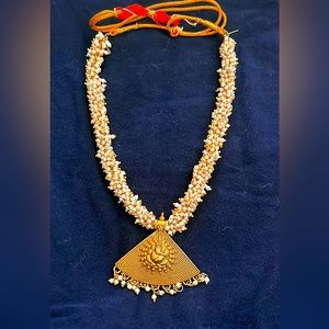 Necklace with pearly and golden beads